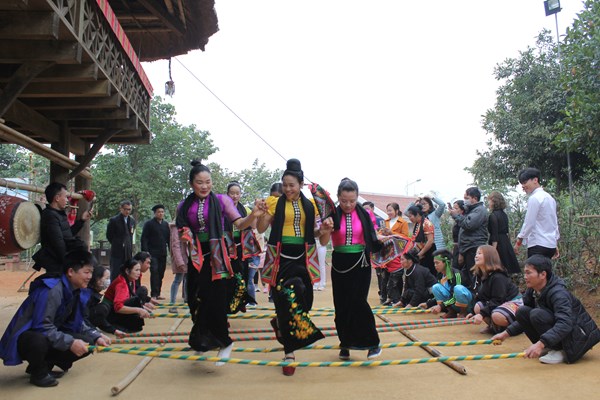 Hoà vào “Hương xuân Tây Bắc” - Anh 1