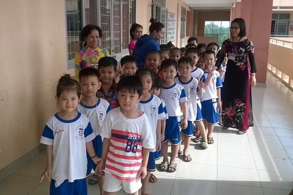 Nỗ lực chăm lo Tết cho giáo viên - Anh 1