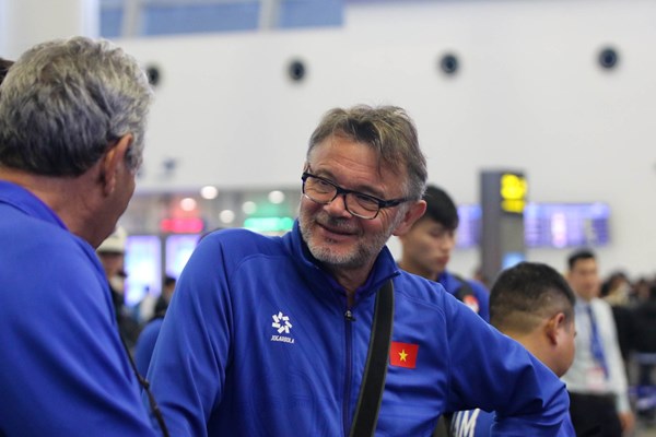 Tuyển Việt Nam lên đường sang Qatar dự Asian Cup 2023 - Anh 1