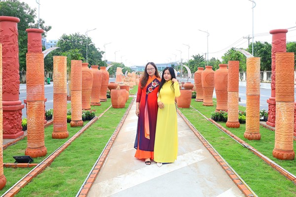 Chợ hoa Xuân “Trên bến dưới thuyền” 2024 có sự góp mặt của Gốm đỏ nghệ thuật tỉnh Vĩnh Long - Anh 2