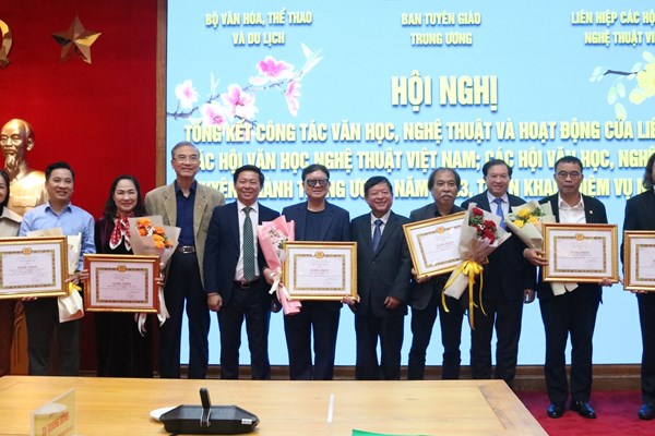 Phát huy tài năng của các văn nghệ sĩ, thúc đẩy sáng tạo VHNT - Anh 4