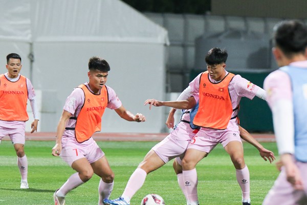 Tuyển Việt Nam tập buổi đầu tiên tại Qatar, chuẩn bị cho Asian Cup - Anh 2