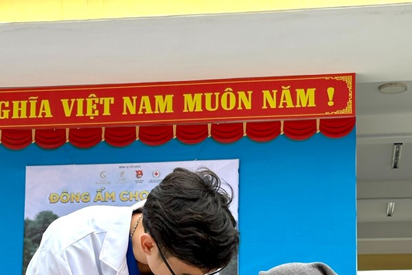 Mang Tết sớm đến với người lao động - Anh 1