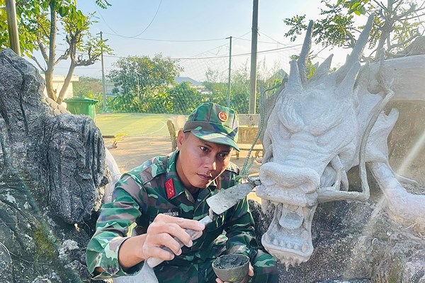 Khi “nghệ nhân” áo lính trang trí linh vật rồng đón Tết - Anh 1