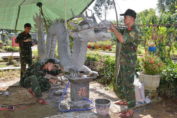 Khi “nghệ nhân” áo lính trang trí linh vật rồng đón Tết - Anh 2
