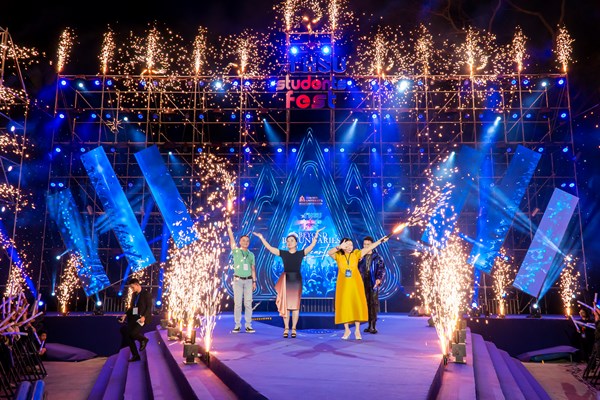 Hơn 10.000 phần quà Tết và Lễ hội âm nhạc “xông đất” năm mới dành tặng sinh viên - Anh 2