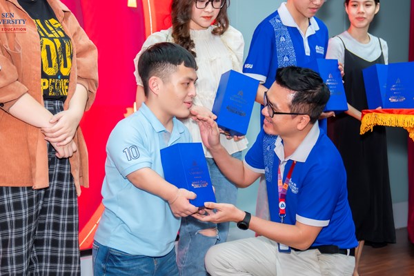 Hơn 10.000 phần quà Tết và Lễ hội âm nhạc “xông đất” năm mới dành tặng sinh viên - Anh 1