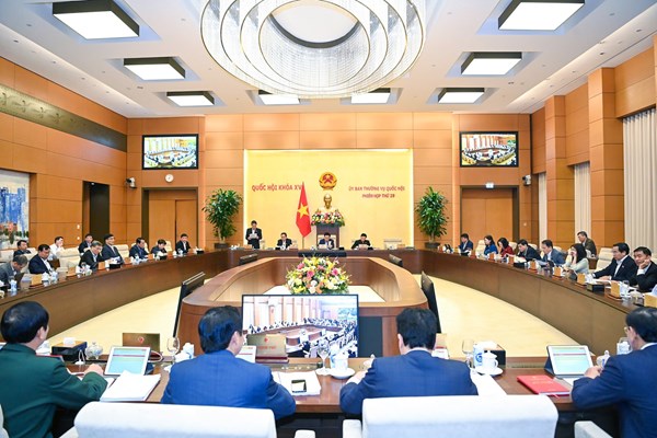 Ủy ban Thường vụ Quốc hội cho ý kiến về dự thảo Luật Đất đai (sửa đổi) - Anh 1