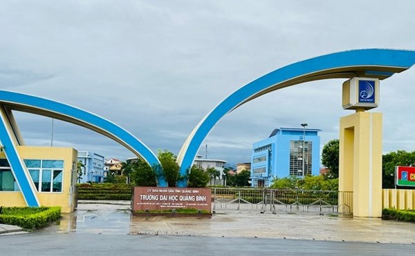 Hơn 130 cán bộ, giảng viên Trường Đại học Quảng Bình bị nợ lương nhiều tháng - Anh 1