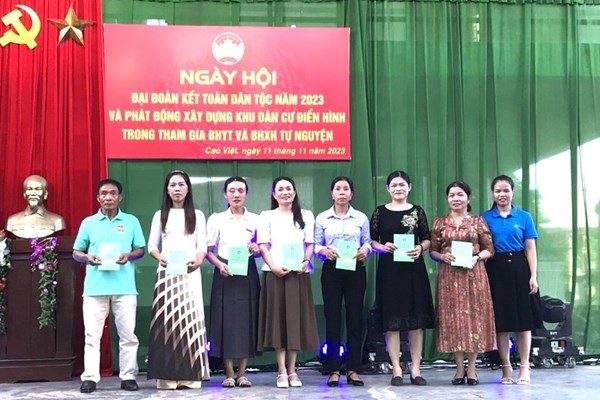 Hơn 20 tỉ đồng trao tặng sổ BHXH, thẻ BHYT cho người dân Xuân Giáp Thìn - Anh 1