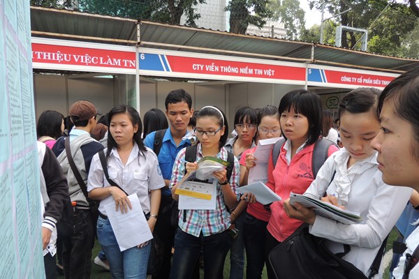 Sinh viên làm thêm dịp Tết được doanh nghiệp trả lương cao gấp đôi, gấp ba - Anh 1