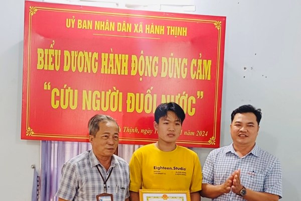 Khen thưởng học sinh lớp 10 dũng cảm cứu người thoát khỏi dòng nước - Anh 1