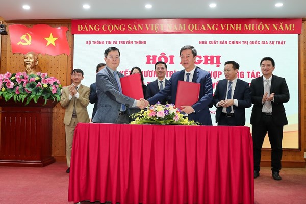 Bộ TT&TT và Nhà xuất bản Chính trị quốc gia Sự thật ký kết chương trình phối hợp - Anh 2