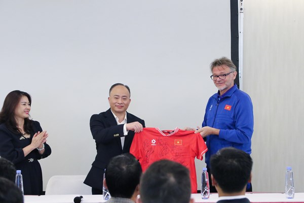 Thầy trò HLV Troussier được Đại sứ quán Việt Nam tại Qatar động viên trước thềm Asian Cup 2023 - Anh 1