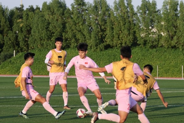 Tiền vệ Hùng Dũng: Đội sẽ chú trọng phòng ngự và cố gắng tận dụng những cơ hội dù nhỏ nhất - Anh 2
