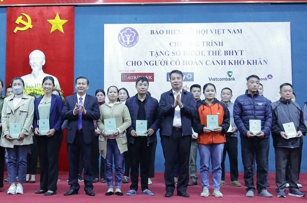 Trao tặng 220 sổ BHXH, thẻ BHYT đến người khó khăn tại tỉnh Hòa Bình - Anh 1