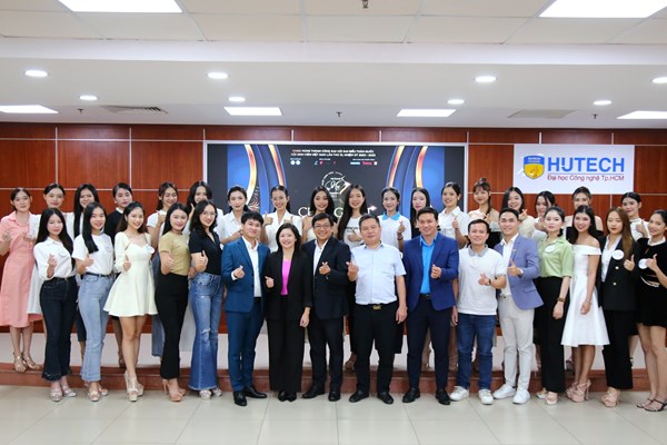 Thí sinh Hoa khôi sinh viên tự tin hùng biện tiếng Anh và dự án thiện nguyện - Anh 1