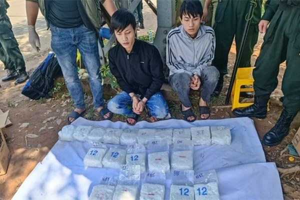 Bắt giữ hai anh em ruột vận chuyển trái phép 20kg ma túy - Anh 1