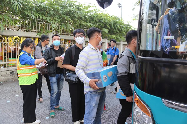 Mang Tết ấm đến với mọi nhà - Anh 1