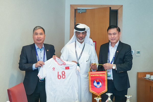 Trưởng BTC Asian Cup 2023 đến thăm và dành lời khen cho tuyển Việt Nam - Anh 1