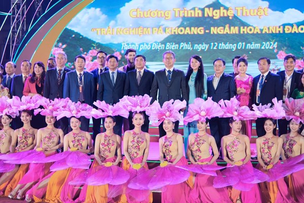 BST mở màn Lễ hội Hoa anh đào - Điện Biên Phủ 2024 của NTK Dân tộc Tày - Anh 1