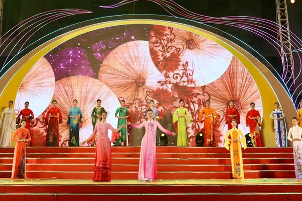 BST mở màn Lễ hội Hoa anh đào - Điện Biên Phủ 2024 của NTK Dân tộc Tày - Anh 2