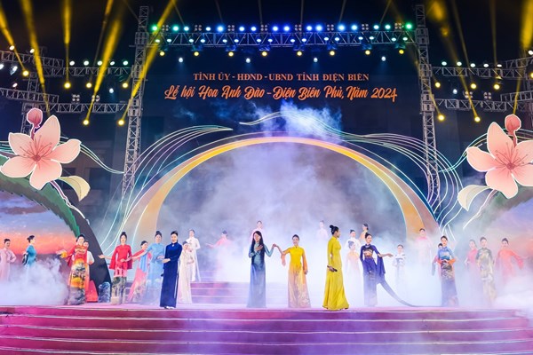 BST mở màn Lễ hội Hoa anh đào - Điện Biên Phủ 2024 của NTK Dân tộc Tày - Anh 3
