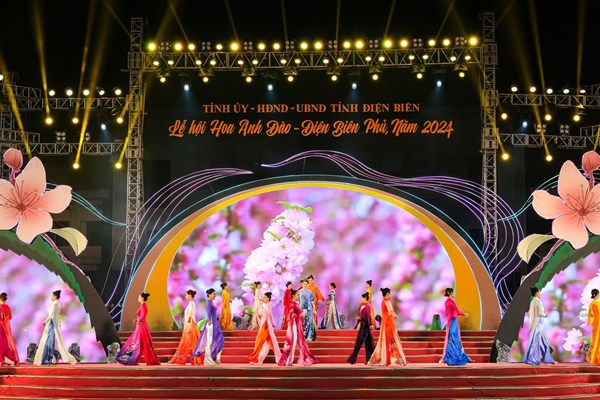BST mở màn Lễ hội Hoa anh đào - Điện Biên Phủ 2024 của NTK Dân tộc Tày - Anh 4