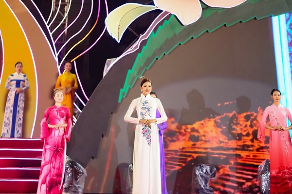 BST mở màn Lễ hội Hoa anh đào - Điện Biên Phủ 2024 của NTK Dân tộc Tày - Anh 7