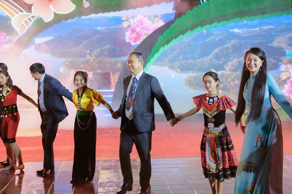 BST mở màn Lễ hội Hoa anh đào - Điện Biên Phủ 2024 của NTK Dân tộc Tày - Anh 9