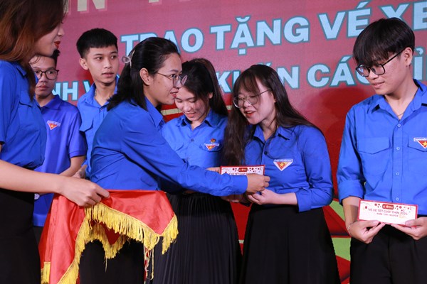 Hỗ trợ vé xe cho sinh viên khó khăn, người lao động nghèo tại Đà Nẵng - Anh 1