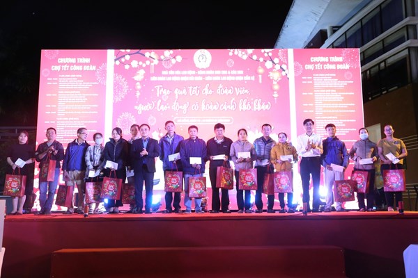 Hỗ trợ vé xe cho sinh viên khó khăn, người lao động nghèo tại Đà Nẵng - Anh 2