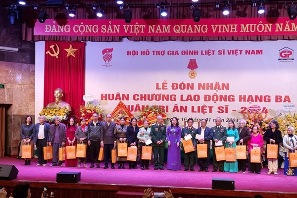 Hội Hỗ trợ gia đình liệt sĩ đón nhận Huân chương Lao động hạng Ba - Anh 2