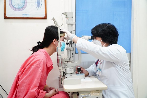 Cô gái 17 tuổi mù mắt vì tiêm filler thẩm mỹ ở tiệm cắt tóc, gội đầu - Anh 1