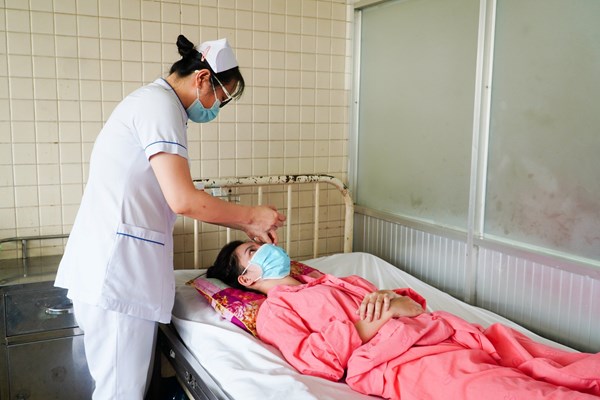 Cô gái 17 tuổi mù mắt vì tiêm filler thẩm mỹ ở tiệm cắt tóc, gội đầu - Anh 2