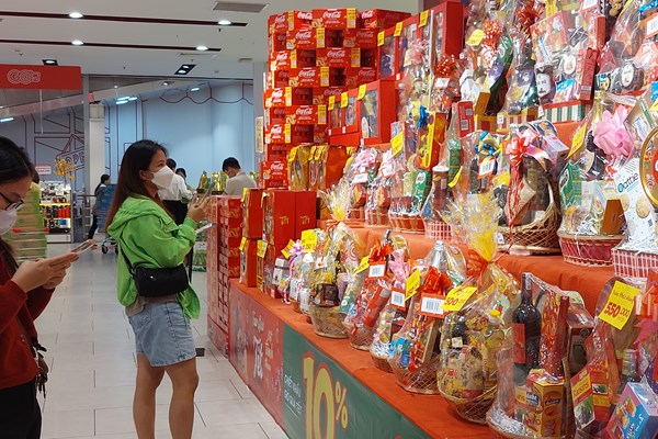 Tăng cường bình ổn giá tạo điều kiện cho người dân sắm Tết - Anh 1