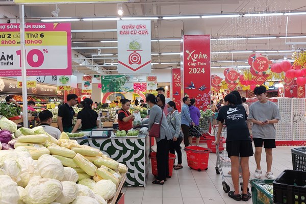 Tăng cường bình ổn giá tạo điều kiện cho người dân sắm Tết - Anh 2