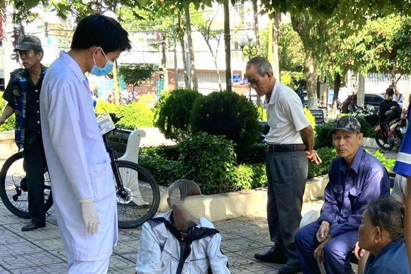 Nha Trang quyết không để có người lang thang xin ăn - Anh 1