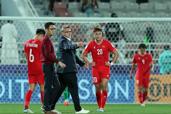 HLV Troussier: Các cầu thủ đã không từ bỏ và nỗ lực hết sức - Anh 1