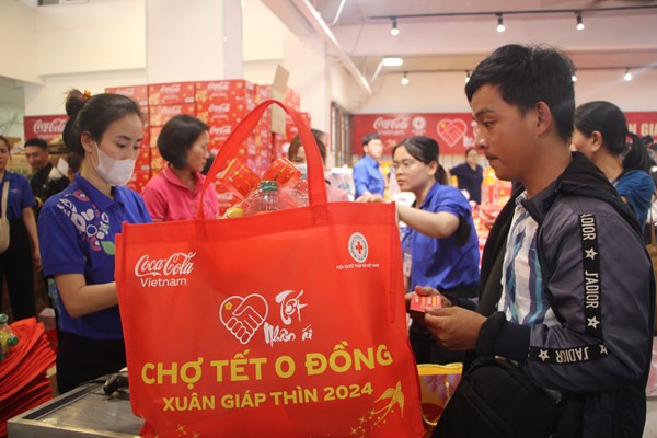 “Chợ Tết 0 đồng” hỗ trợ 2.000 hộ gia đình hoàn cảnh khó khăn tại TP.HCM - Anh 2