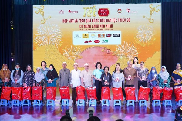 Trao quà Tết cho đồng bào dân tộc thiểu số có hoàn cảnh khó khăn - Anh 1