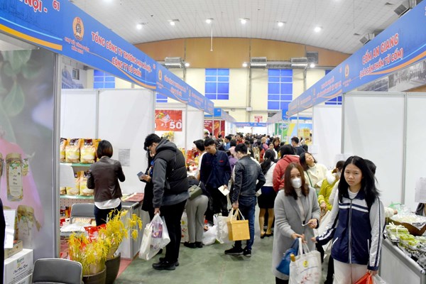 Ấm áp Chợ Tết Công đoàn năm 2024 - Anh 2