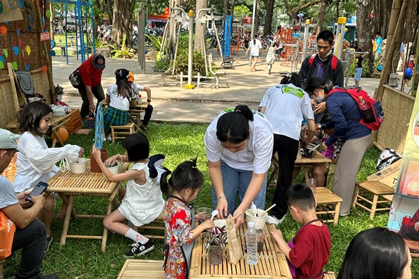 Hoạt động “Mầm sống từ phế phẩm” thu hút thiếu nhi - Anh 1