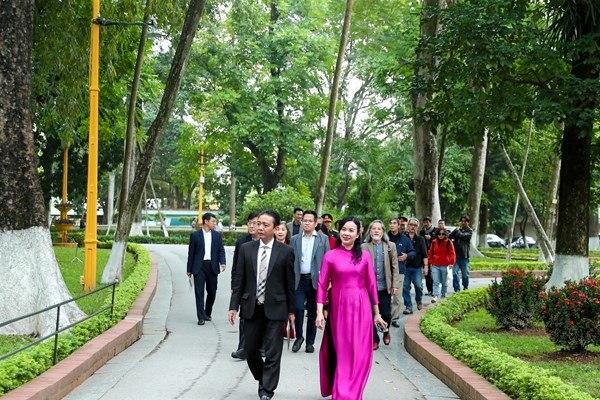 Cơ hội để các nghệ sĩ thể hiện tài năng và lòng kính yêu với Người - Anh 2