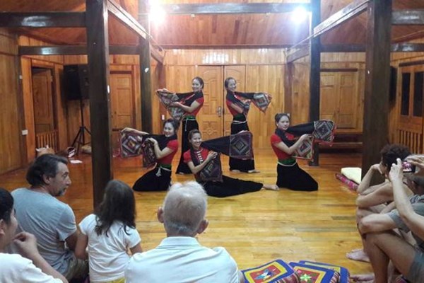 Nghĩa Lộ phấn đấu đón hơn 300.000 lượt khách - Anh 1