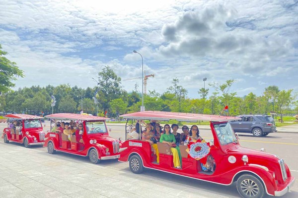 Khám phá phố biển bằng “City tour” để môi trường càng xanh - Anh 2