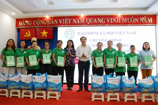 Lãnh đạo BHXH Việt Nam tặng quà cho bệnh nhân nghèo - Anh 2