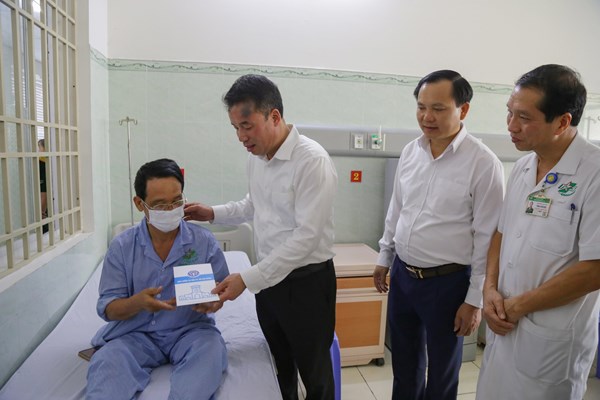 Lãnh đạo BHXH Việt Nam tặng quà cho bệnh nhân nghèo - Anh 1