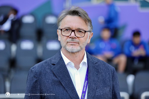 HLV Troussier: Sự ủng hộ của truyền thông và người hâm mộ sẽ giúp các cầu thủ thi đấu tốt hơn - Anh 1