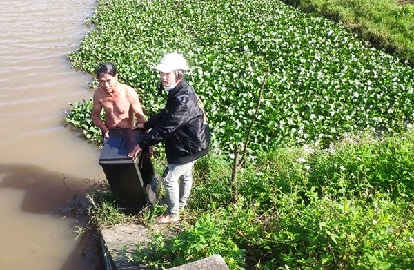 Khởi tố nhóm đối tượng “khuân” hòm công đức ra bờ sông phá lấy tiền - Anh 1
